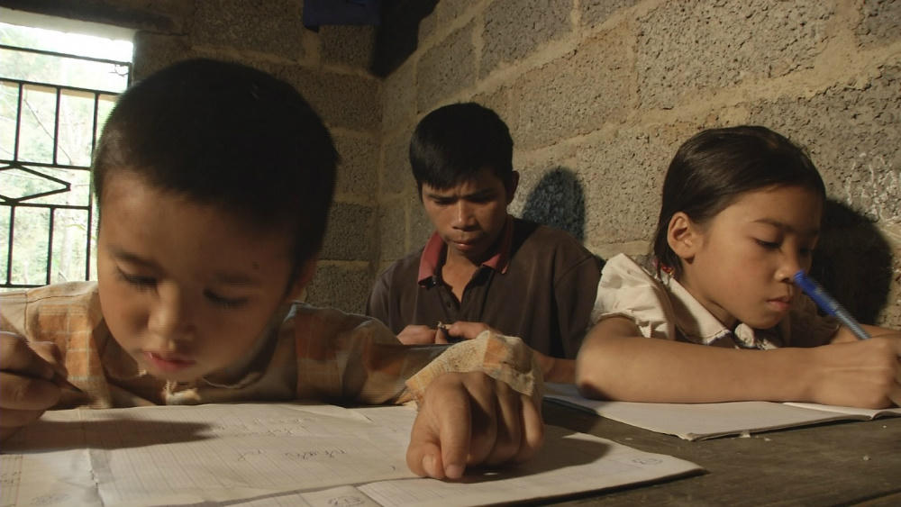 Người cha nghèo một mình gồng gánh nuôi hai con nhỏ