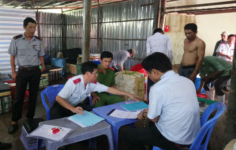 Bạc Liêu: Bắt quả tang cơ sở bơm tạp chất vào tôm nguyên liệu