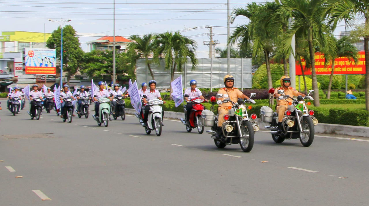 Ra quân phát động “Tháng hành động ATGT” trong HSSV năm 2017