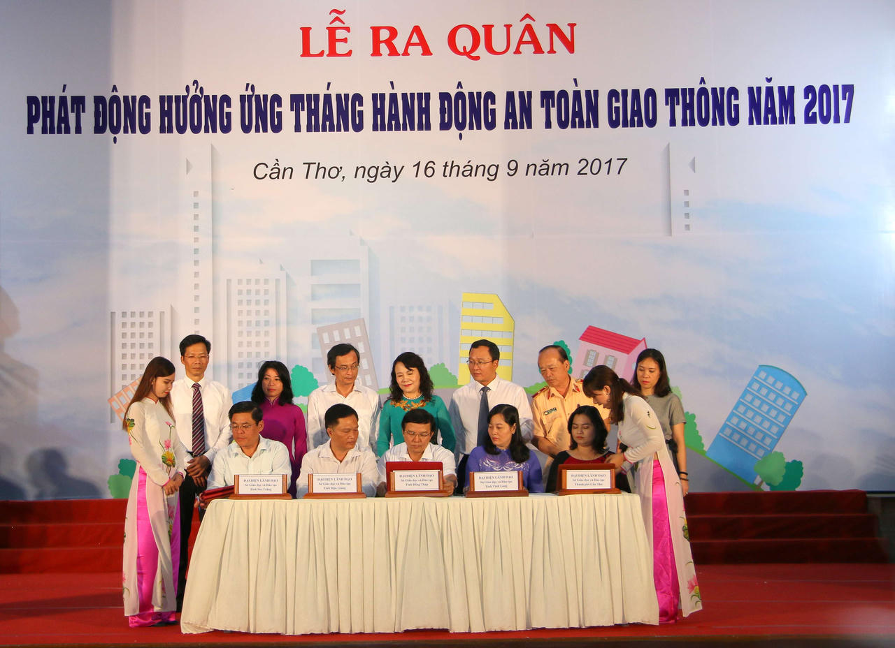 Ra quân phát động “Tháng hành động ATGT” trong HSSV năm 2017