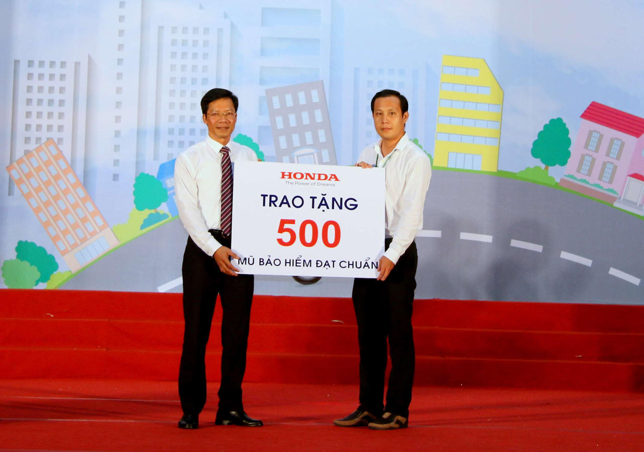 Ra quân phát động “Tháng hành động ATGT” trong HSSV năm 2017