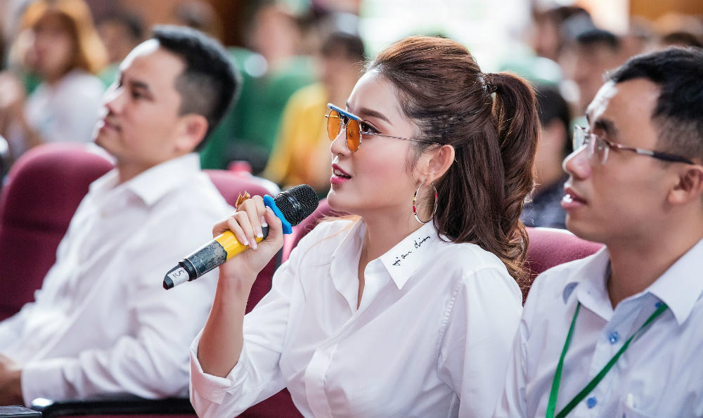 Huyền My khoe dáng xinh khi xuất hiện tại cuộc thi Hoa khôi Sinh viên