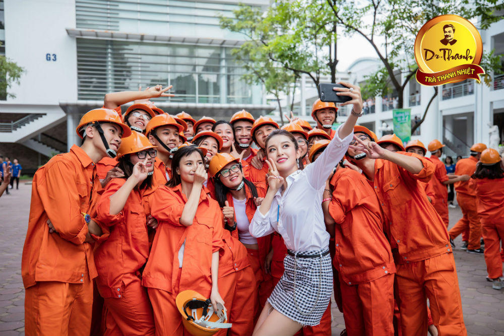 Huyền My khoe dáng xinh khi xuất hiện tại cuộc thi Hoa khôi Sinh viên