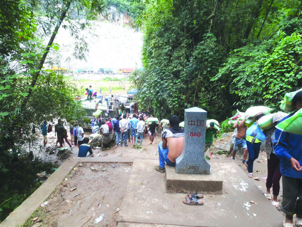 Đời cửu vạn vác hàng trốn thuế thâu đêm vùng biên