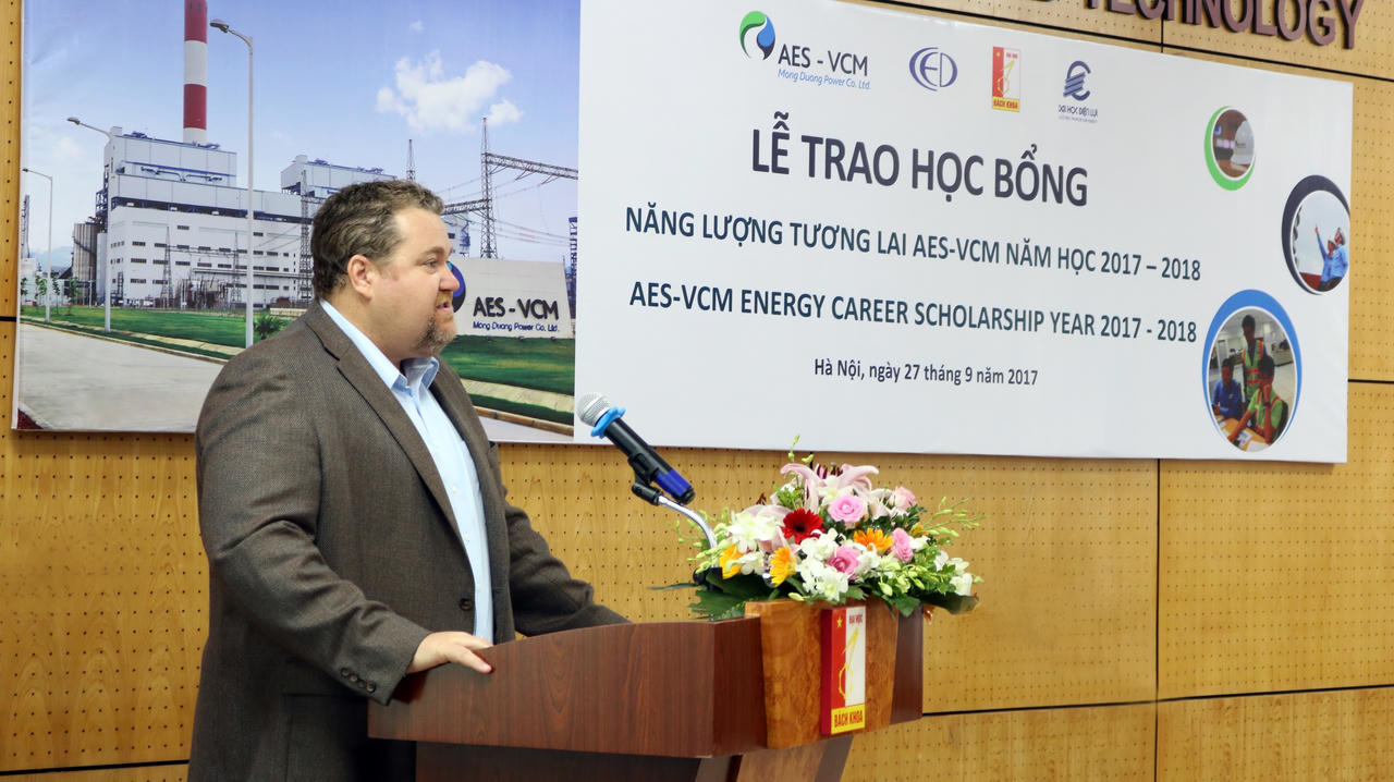 Công ty Điện lực AES-TKV Mông Dương trao 20 suất “Học bổng Năng lượng Tương lai AES-VCM“