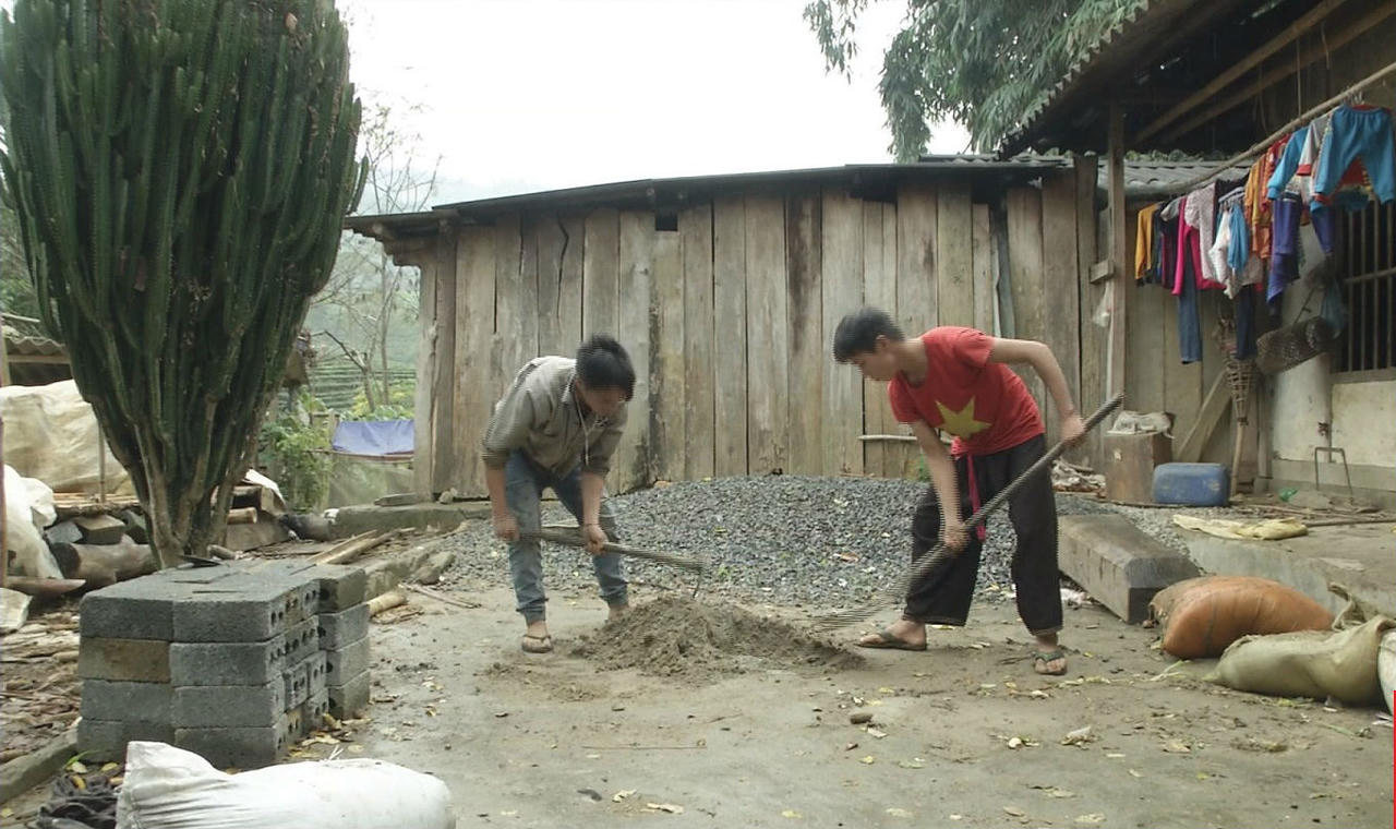 Bốn mẹ con người Mông ở vùng miền núi Tây Bắc chật vật chuyện cơm, áo