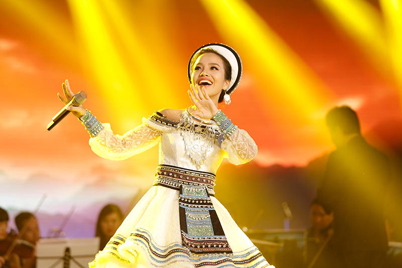 Quán quân Sao Mai 2017 tỏa sáng trên sân khấu Chung kết xếp hạng tại FLC Sầm Sơn