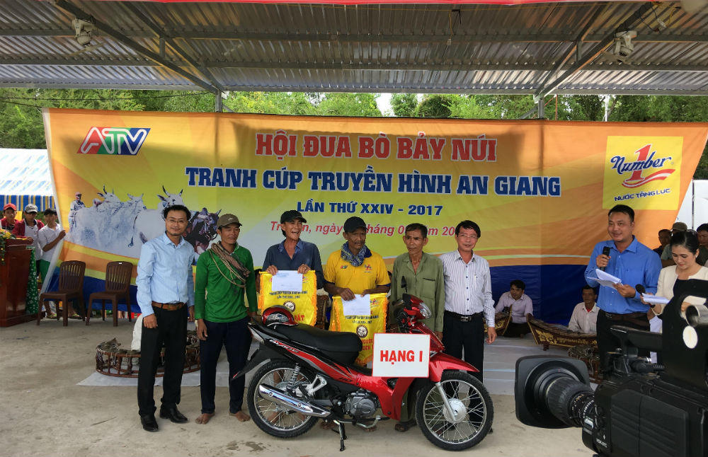 Nước tăng lực Number 1 tài trợ Hội Đua bò Bảy Núi tranh Cúp Truyền hình An Giang năm 2017