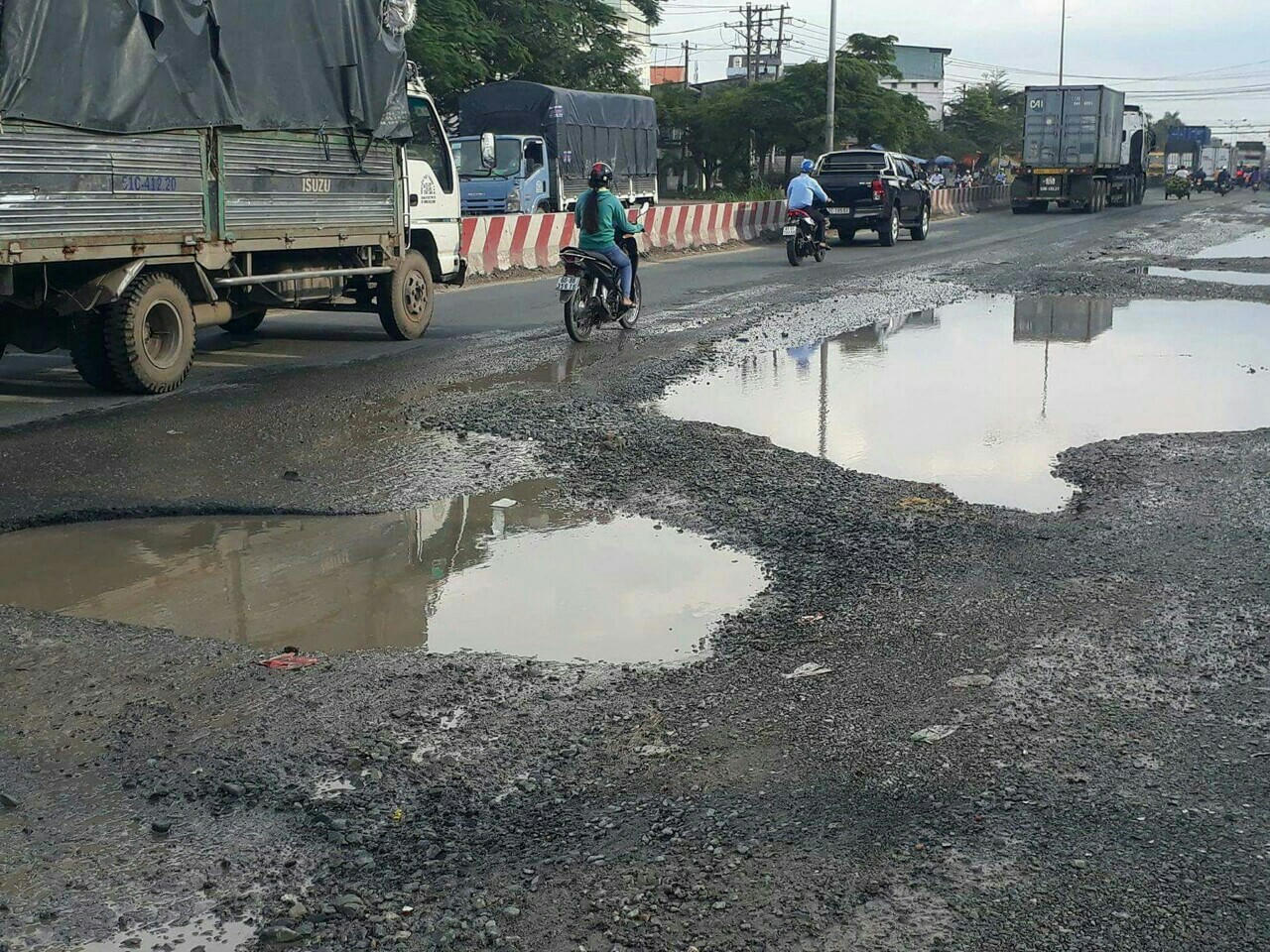 Hố 'tử thần' xuất hiện trên 'đường huyết mạch' ở Bình Dương