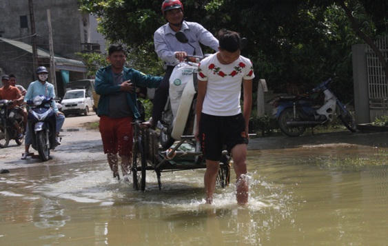 Cận cảnh cuộc sống ngập trong nước của người dân Chương Mỹ sau vỡ đê