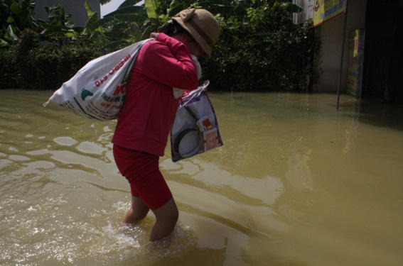 Cận cảnh cuộc sống ngập trong nước của người dân Chương Mỹ sau vỡ đê