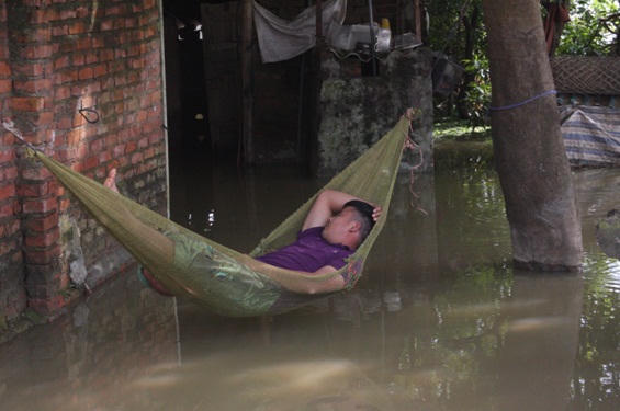 Cận cảnh cuộc sống ngập trong nước của người dân Chương Mỹ sau vỡ đê