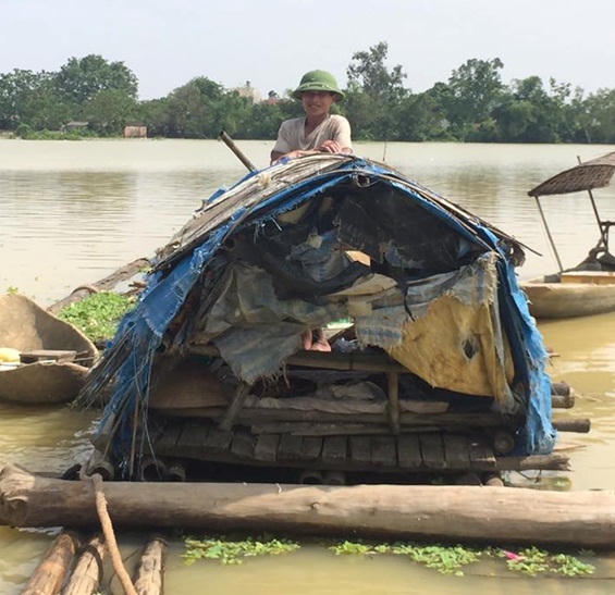 Cận cảnh cuộc sống ngập trong nước của người dân Chương Mỹ sau vỡ đê