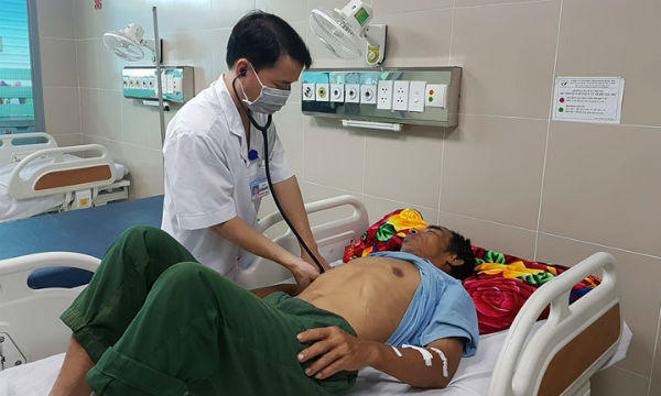 Thái Bình: Đang uống rượu, 7 người gục tại bàn