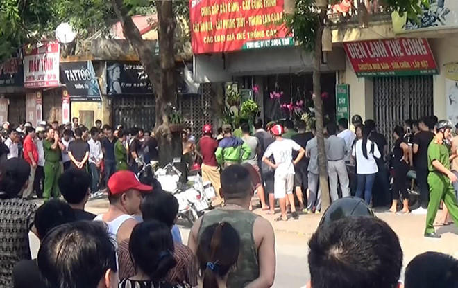 Thanh niên cầm dao uy hiếp cô gái, yêu cầu công an điều ôtô