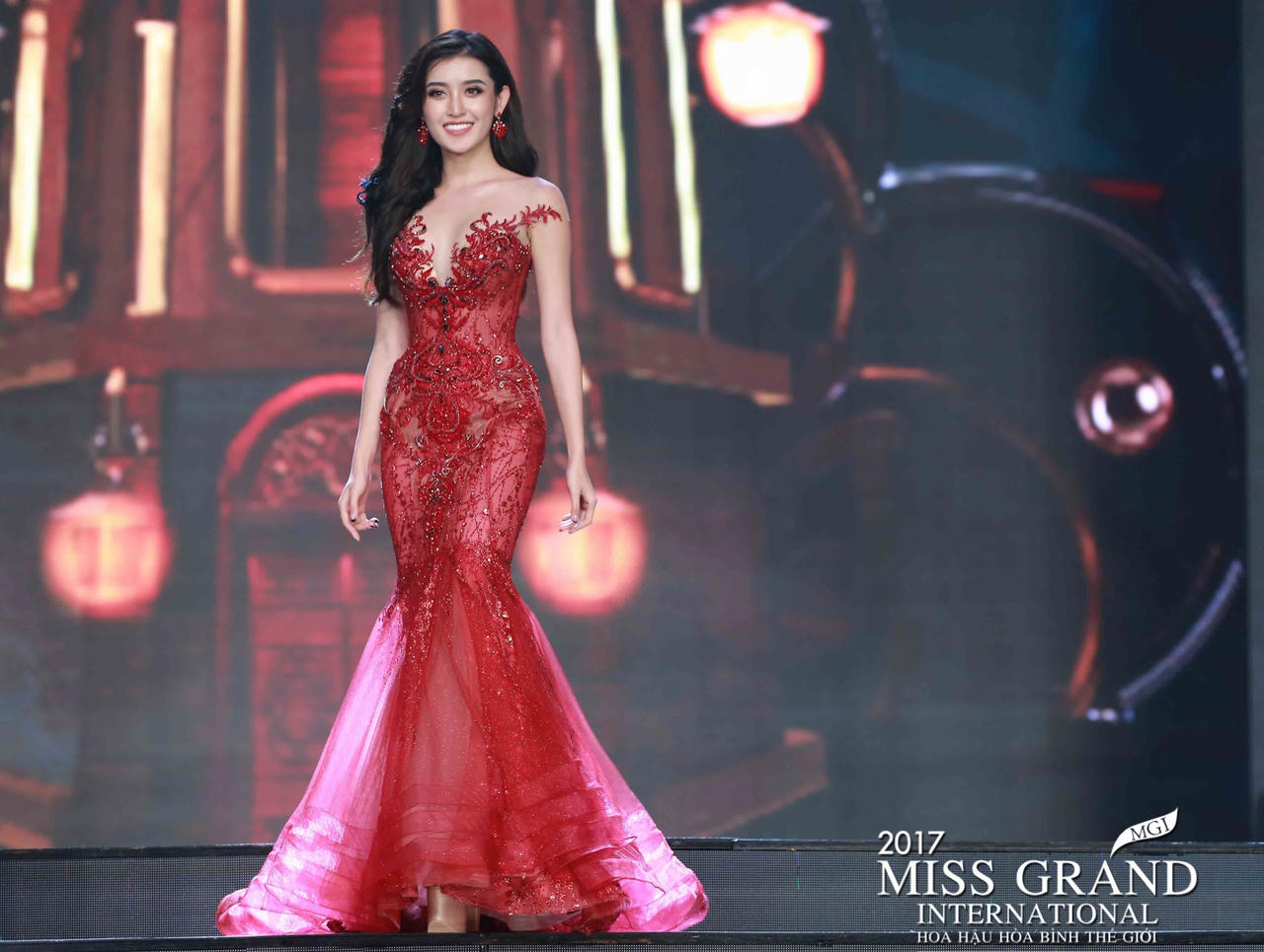 Nhan sắc tươi tắn của Hoa hậu Hòa bình Thế giới 2017 người Peru