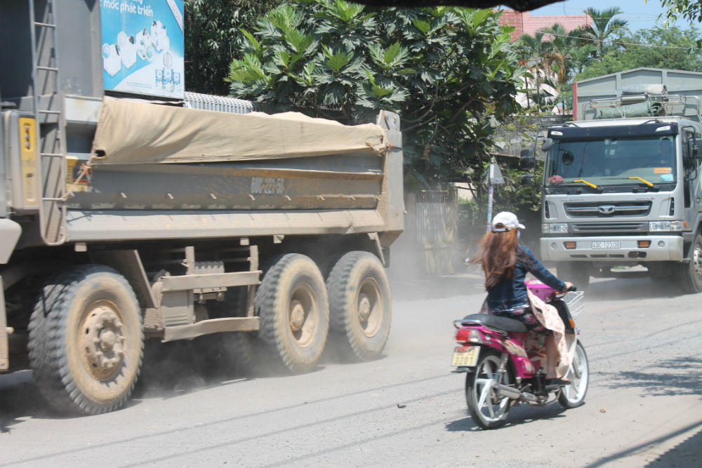 Đồng Nai: Xe ben chạy thành đoàn “cày nát” đường nông thôn mới