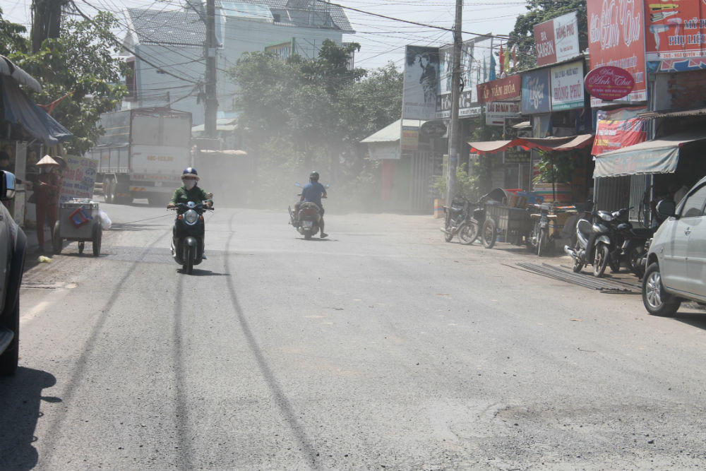 Đồng Nai: Xe ben chạy thành đoàn “cày nát” đường nông thôn mới