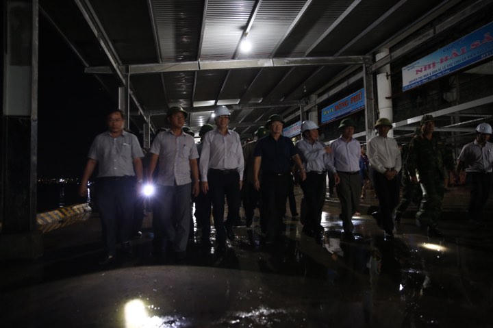 Phó Thủ tướng thị sát, chỉ đạo khắc phục hậu quả bão số 12