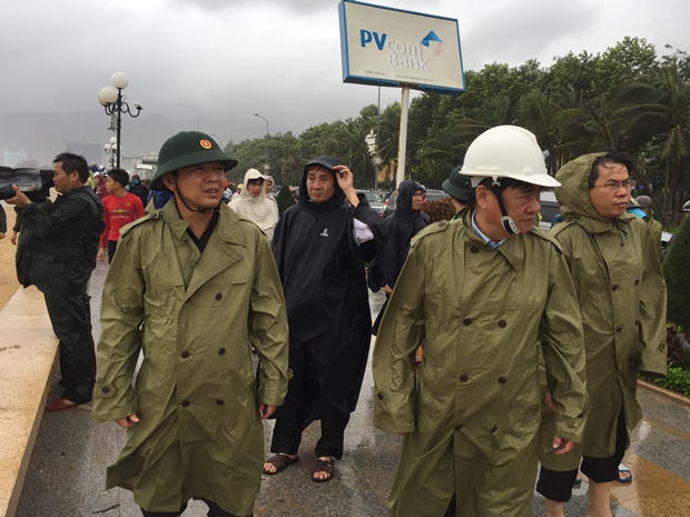 Phó Thủ tướng thị sát, chỉ đạo khắc phục hậu quả bão số 12