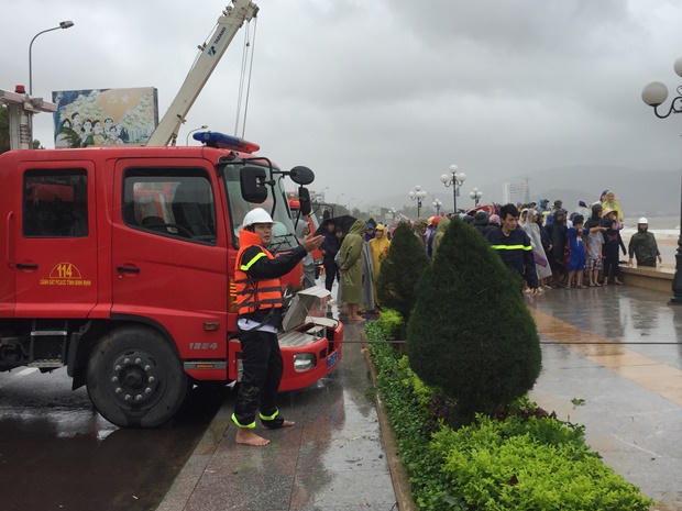 Phó Thủ tướng thị sát, chỉ đạo khắc phục hậu quả bão số 12