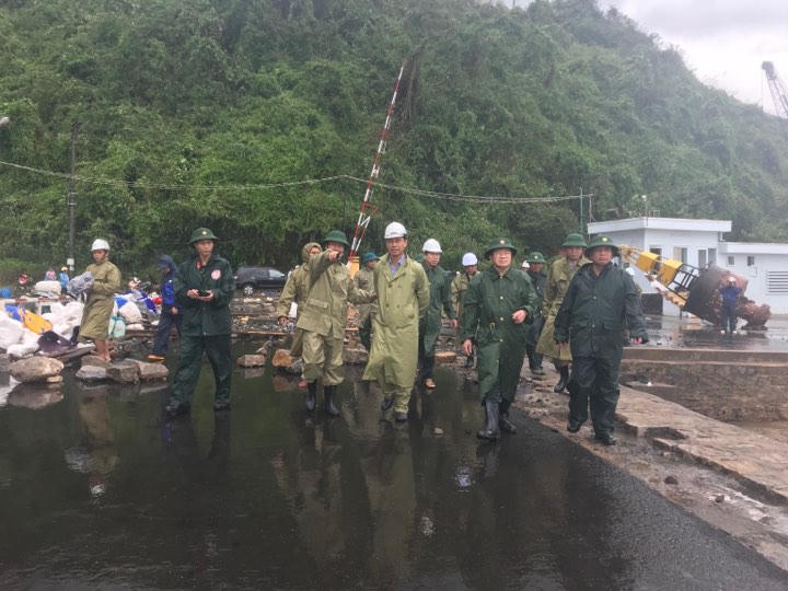 Phó Thủ tướng thị sát, chỉ đạo khắc phục hậu quả bão số 12