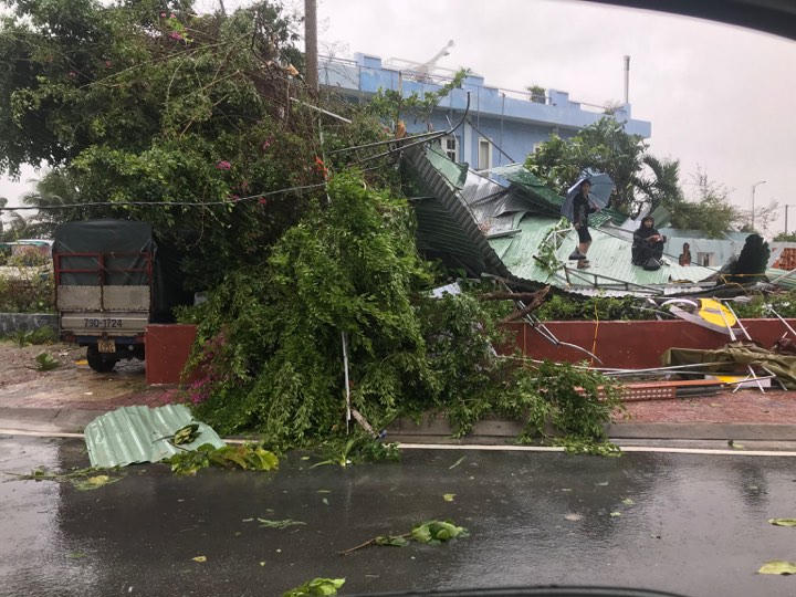 Phó Thủ tướng thị sát, chỉ đạo khắc phục hậu quả bão số 12