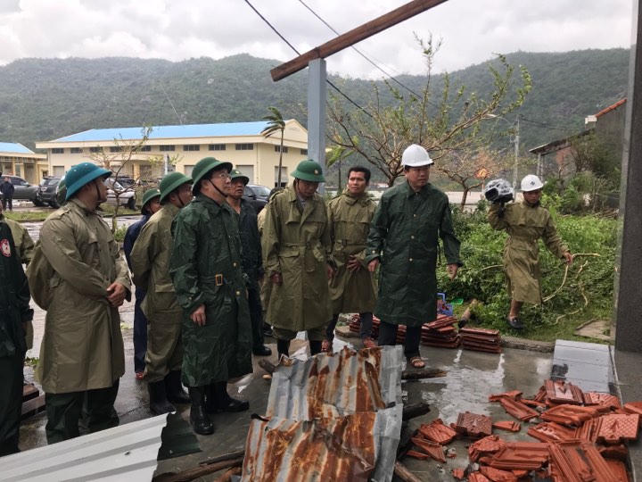Phó Thủ tướng thị sát, chỉ đạo khắc phục hậu quả bão số 12