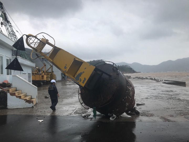 Phó Thủ tướng thị sát, chỉ đạo khắc phục hậu quả bão số 12