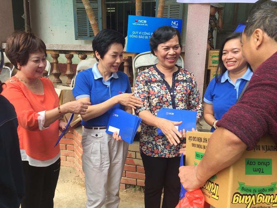 NCB trao 3,000 phần quà cho đồng bào bị thiệt hại do mưa lũ 