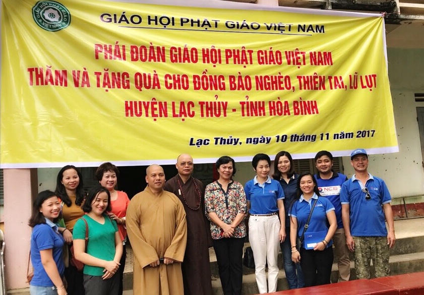 NCB trao 3,000 phần quà cho đồng bào bị thiệt hại do mưa lũ 