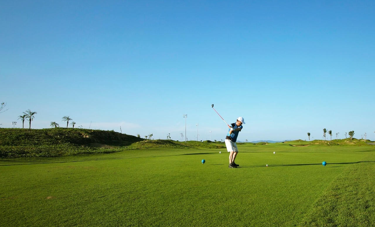 5 xe sang cho mỗi hố golf và cơn mưa giải thưởng trong SMIC Golf Challenge Tournament 2017