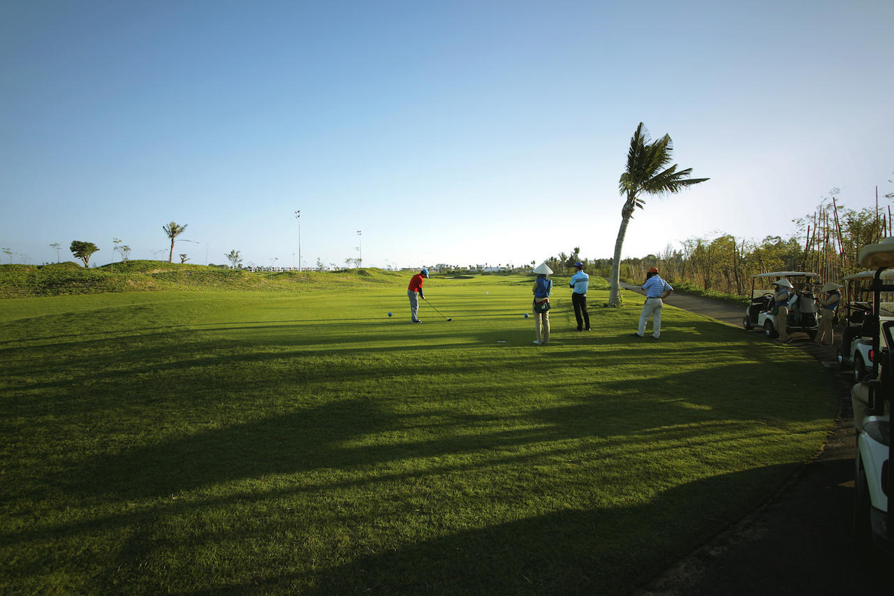 5 xe sang cho mỗi hố golf và cơn mưa giải thưởng trong SMIC Golf Challenge Tournament 2017