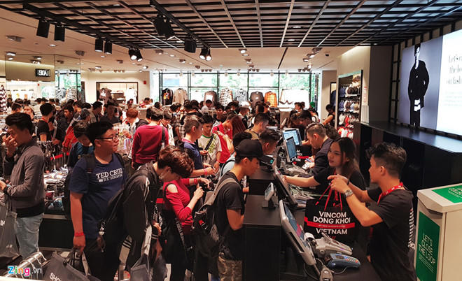 Gần 2.000 gian hàng ngập tràn ưu đãi trong dịp Vincom Black Friday 2017