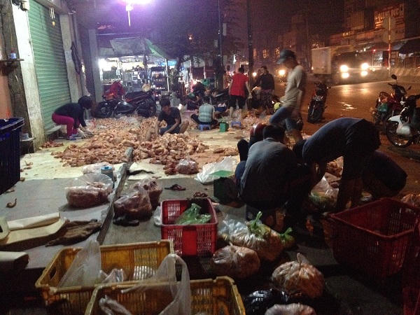 Rùng mình những “núi” thịt ngổn ngang trên QL1