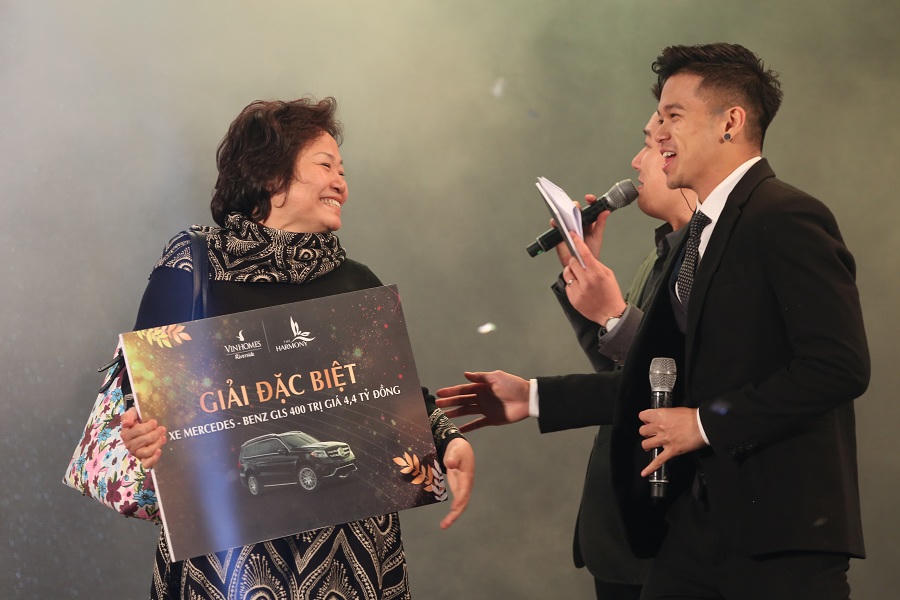 Vinhomes Riverside: Tưng bừng "Đại tiệc nghệ thuật" bên hồ Harmony