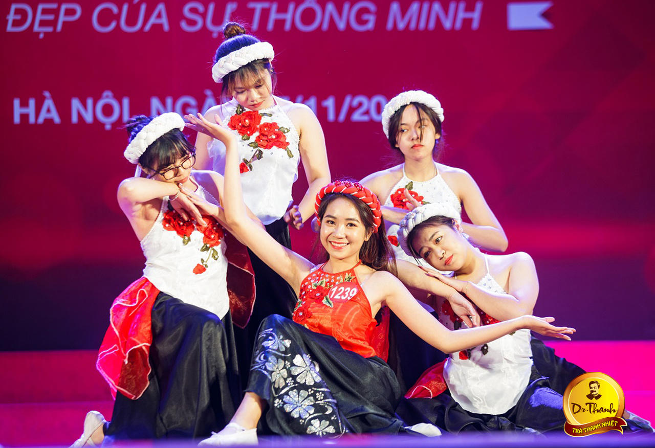 Vòng bán kết Hoa khôi Sinh viên: Thí sinh khoe vẻ đẹp tươi tắn trong tà áo dài