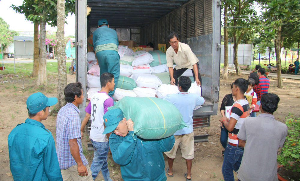 Ấm áp nghĩa tình chia sẻ cùng bà con nghèo vùng biên giới, biển đảo