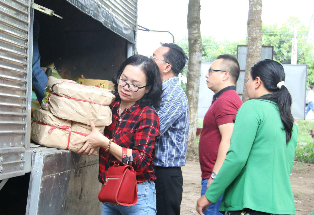 Ấm áp nghĩa tình chia sẻ cùng bà con nghèo vùng biên giới, biển đảo