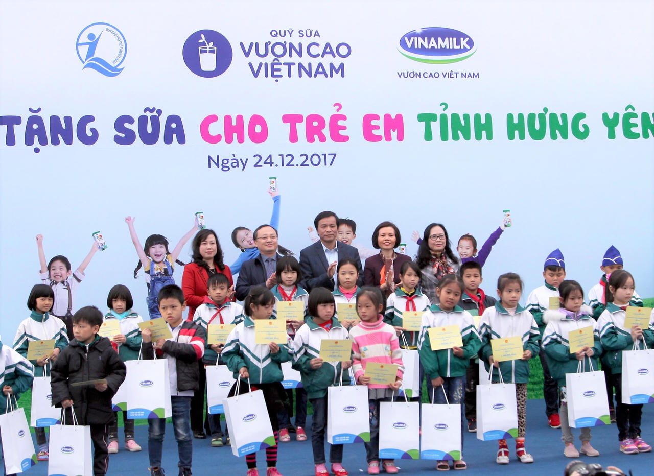 Quỹ sữa vươn cao Việt Nam đem niềm vui cuối năm đến trẻ em tỉnh Hưng Yên