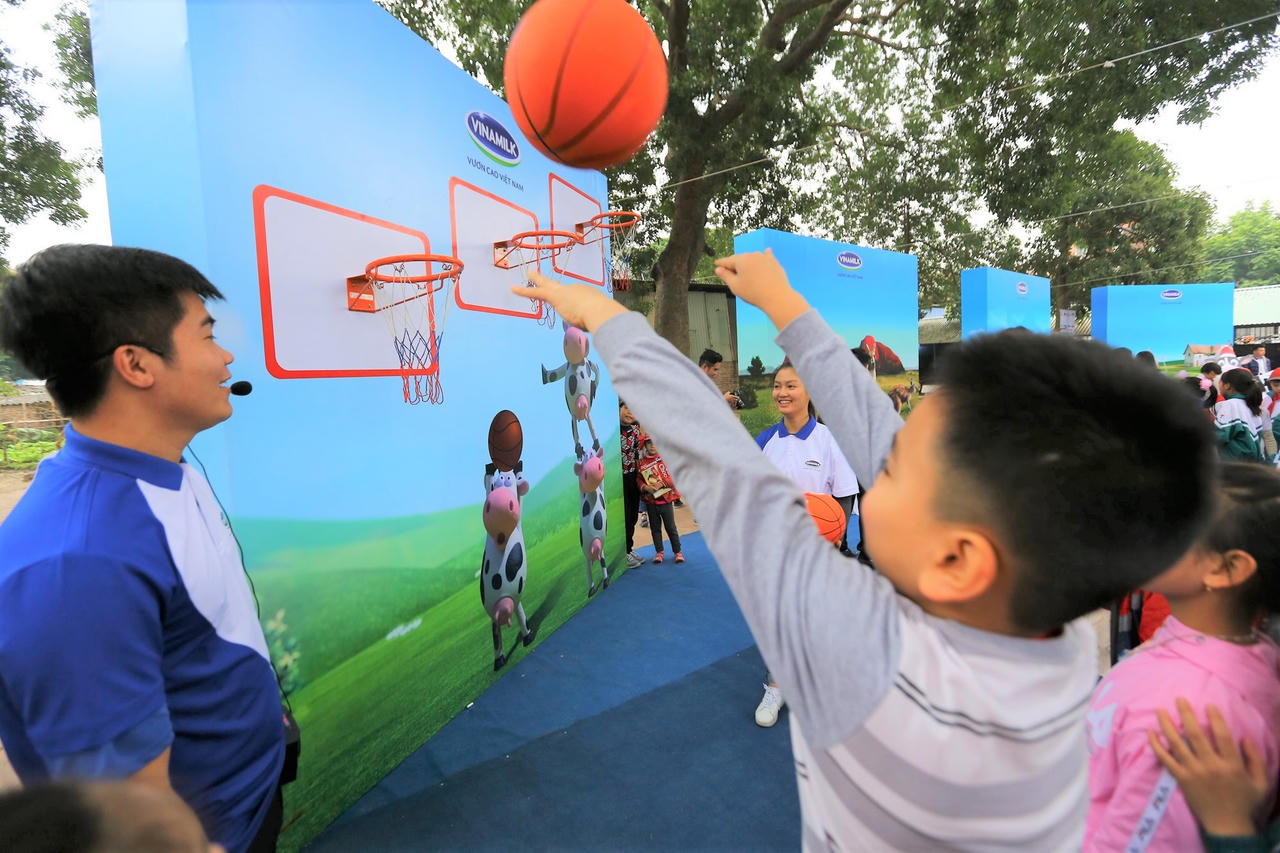 Quỹ sữa vươn cao Việt Nam đem niềm vui cuối năm đến trẻ em tỉnh Hưng Yên