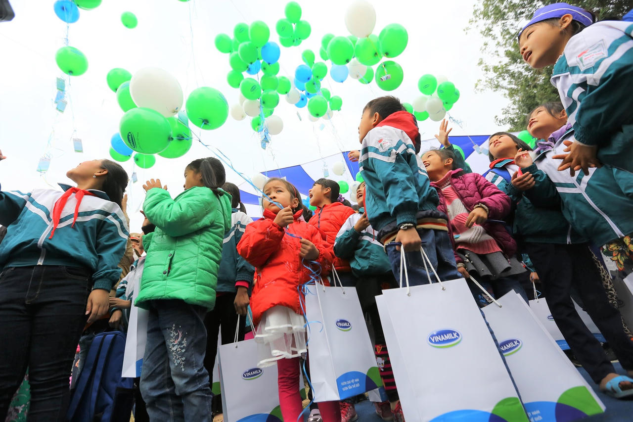 Quỹ sữa vươn cao Việt Nam đem niềm vui cuối năm đến trẻ em tỉnh Hưng Yên