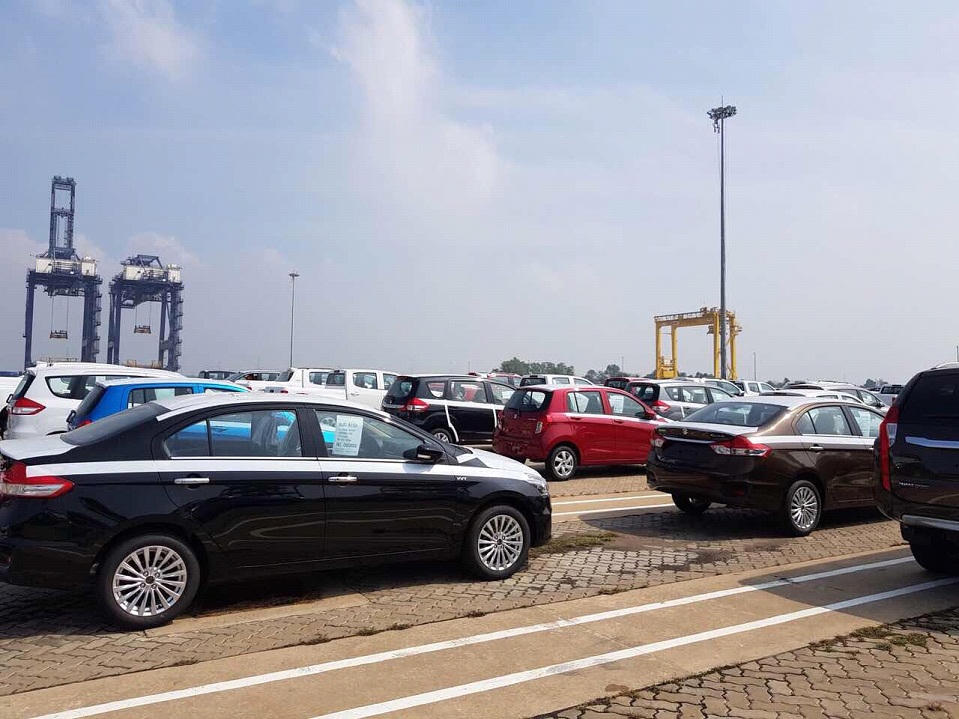 Ô tô “ngủ đông” ở cảng chờ thuế mới