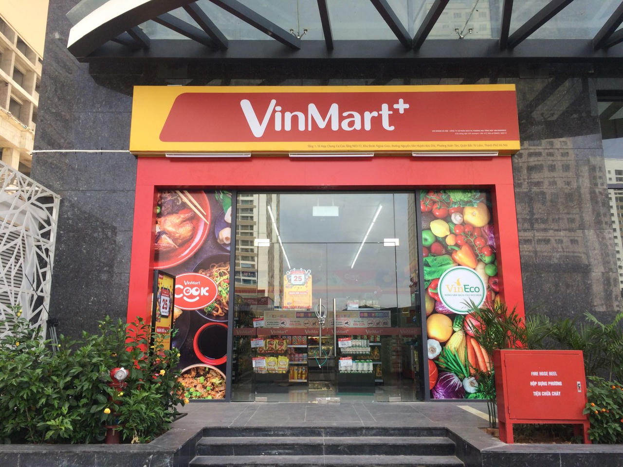 VinMart+ cấp tập khai trương 1 ngày 3 cửa hàng đón tết