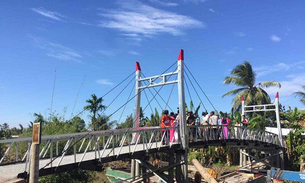 Người dân miền Tây Nam Bộ vỡ òa niềm vui trước những cây cầu dây văng hoàn thành trước bão 