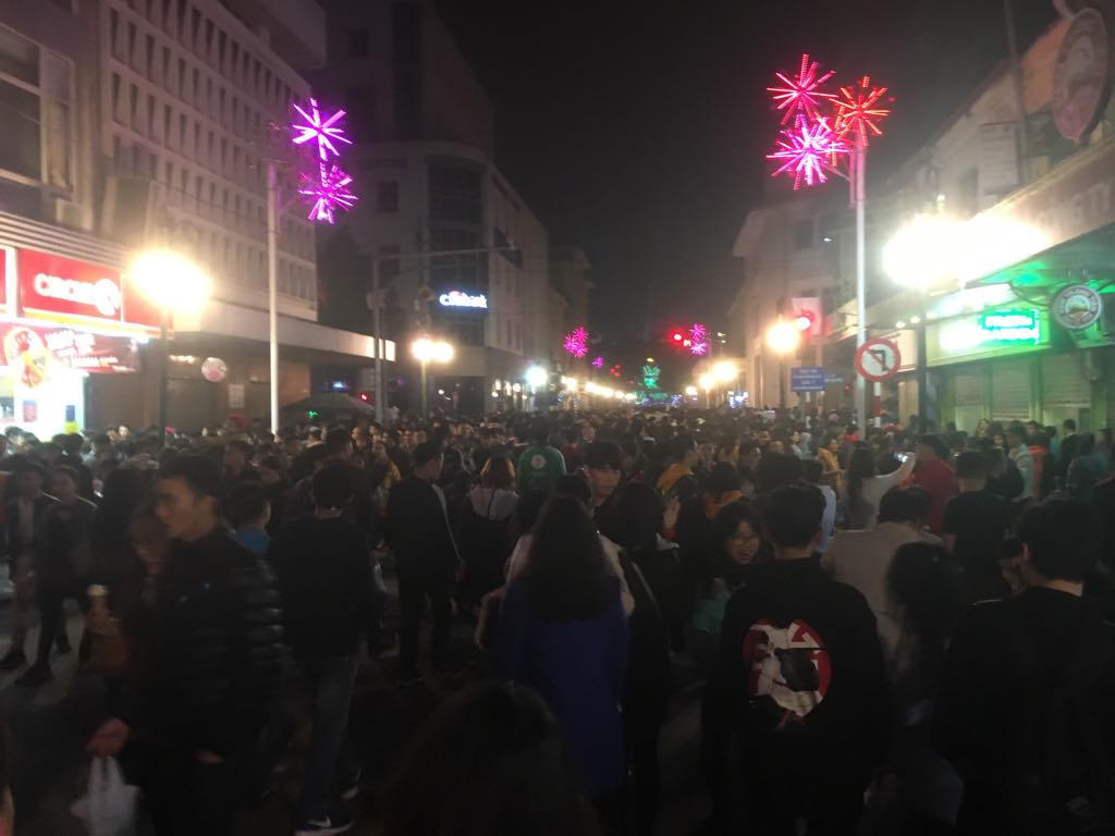 Biển người đông nghẹt chờ đón giờ phút chuyển giao năm mới