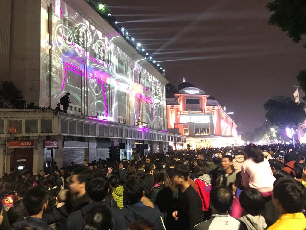 Biển người đông nghẹt chờ đón giờ phút chuyển giao năm mới