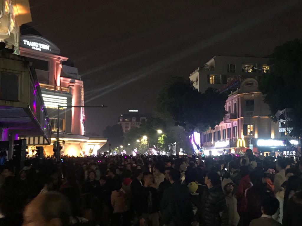 Biển người đông nghẹt chờ đón giờ phút chuyển giao năm mới