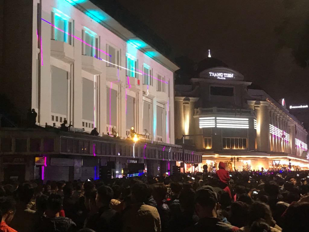 Biển người đông nghẹt chờ đón giờ phút chuyển giao năm mới