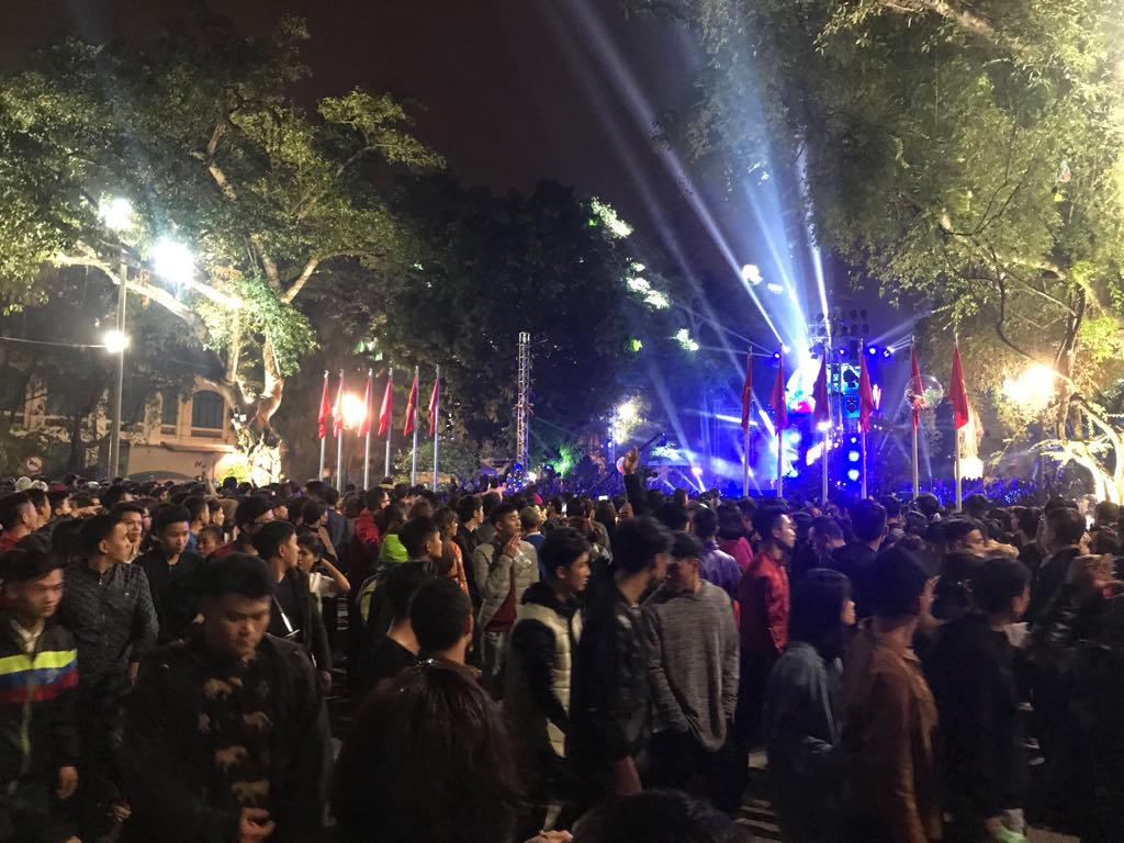 Biển người đông nghẹt chờ đón giờ phút chuyển giao năm mới